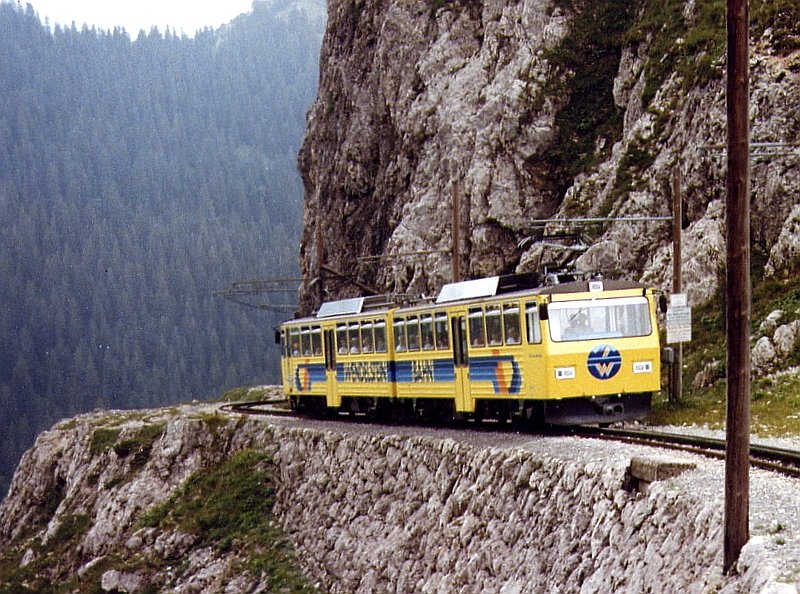 Bergfahrender Triebzug etwa einen Kilometer vor der Gipfelstation im August 1997