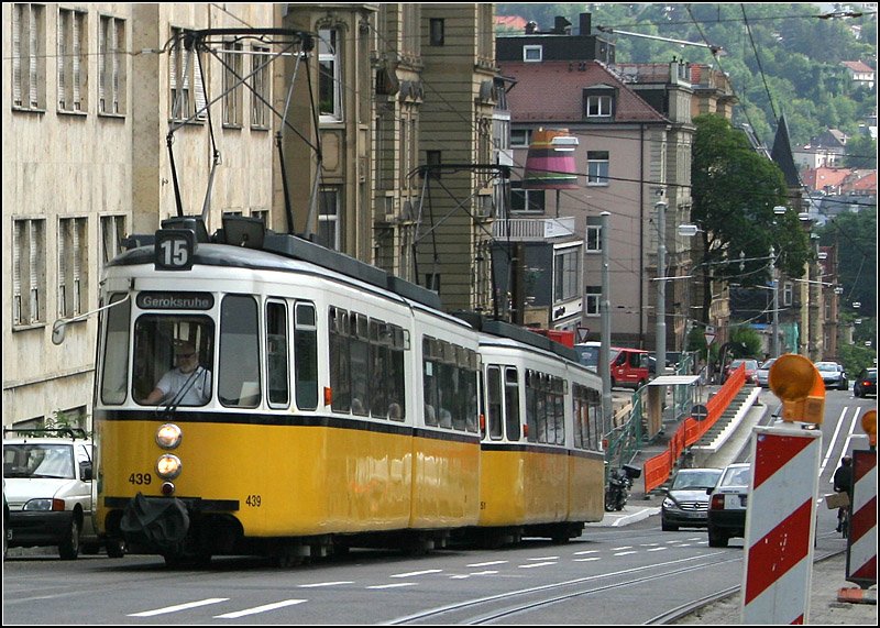 Bergfahrt -

Ein Straßenbahnzug auf der Steilstrecke oberhalb der Haltestelle Eugensplatz. Im Hintergrund die Baustelle der Hochbahnsteige erkennbar. Diese befinden sich in horizontaler Lage. Die Bahnen können bei der Bergfahrt kurz verschnaufen. 

13.6.2007 (M)