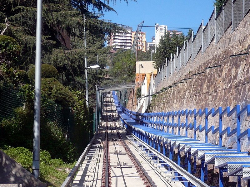 Bergfahrt mit der Standseilbahn Vallvidrera Inferior - Vallvidrera Superior am 08.03.2008, die Bahn verbindet ein hhergelegenes Wohgebiet mit der Metro.