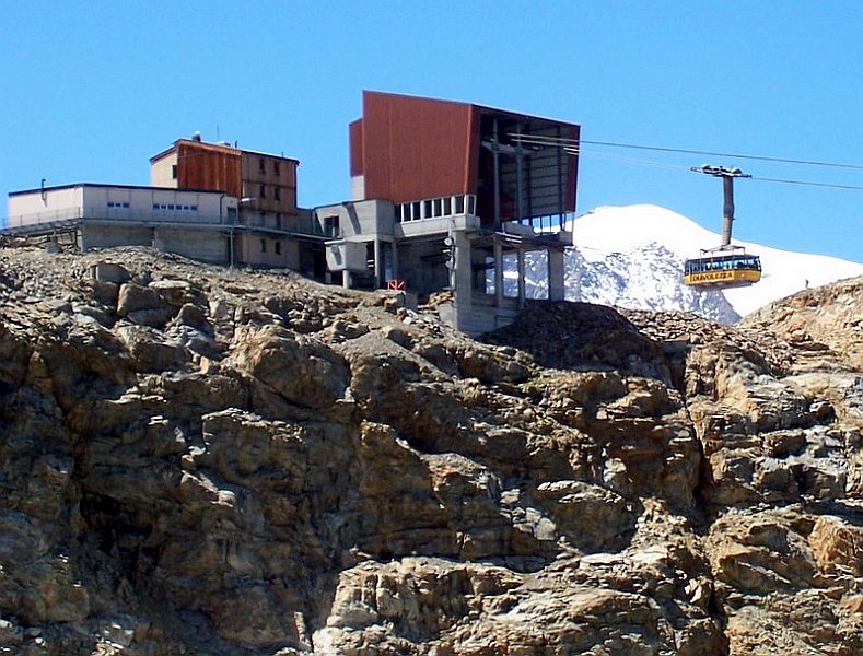 Bergstation der Diavolezza-Bahn (2973 m) mit verlassender Gondel am 14.07.2007, aufgenommen vom Bergpfad von der Berg- zur Taslstation. 