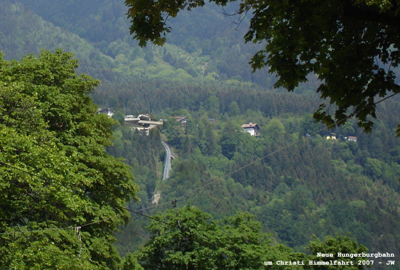 Bergstation vom Saggen aus gesehen - die berdachung nhert sich der Vervollstndigung - lauter magefertigte Glasteile, die einen lebendig-rundlichen Eindruck erzeugen. Wer genau hinschaut, sieht den Strich des Betonviaduktes der klassischen Bahn nach rechts im Walde verschwinden. Um Christi Himmelfahrt 2007 kHds