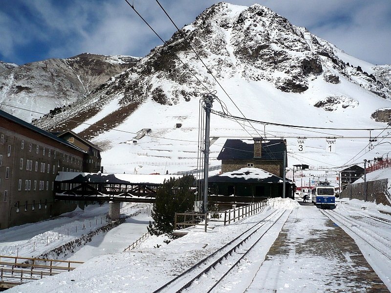 Bergstation Vall de Nuria 1964 m, links ein Riesenhotel, mit Seilbahnen und Skiliften, aber auch Freizeiteinrichtungen fr den Sommer m 07.03.2008