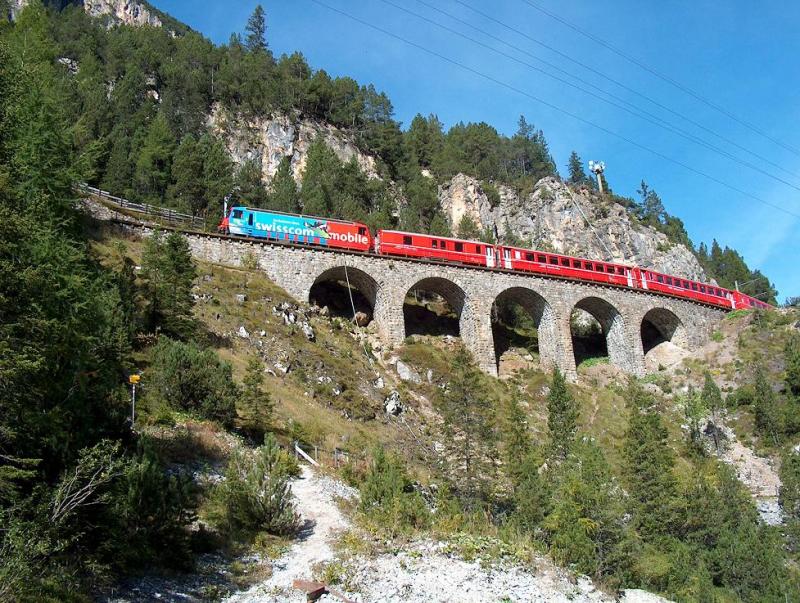 Bergwrts fahrende Schnellzug mitten in das  Albulazirkus  bei Muot. 04-10-2004