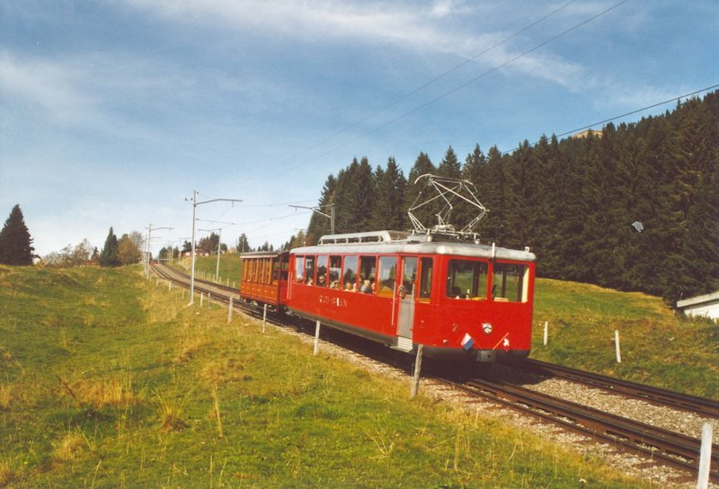 Bergwrts fahrender Bhe 2/4 der VRB zwischen Romiti Felsentor und Rigi Kaltbad am 22. Oktober 2006.