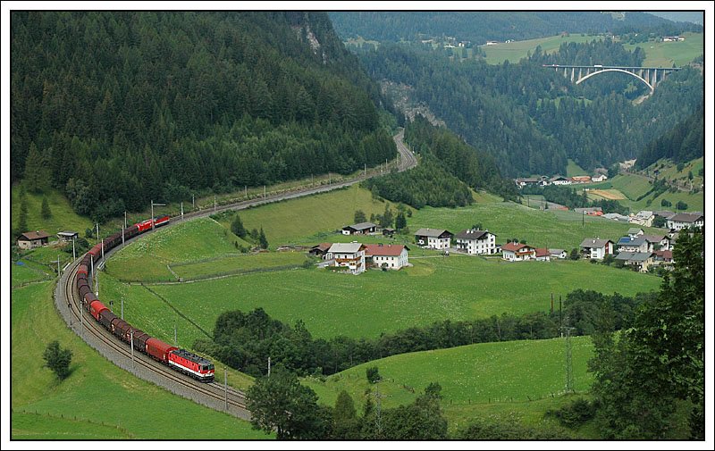 Bergwrts fahrender Gterzug auf der Brenner Nordrampe am 27.7.2007 mit Blick auf die berhmte Schleife in St. Jodok.