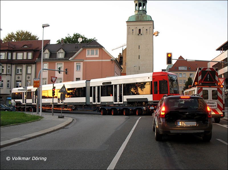 berlandtransport eines nagelneuen GT8N-1 FlexityClassics durch das Stadtzentrum von Bautzen, 13.09.2006