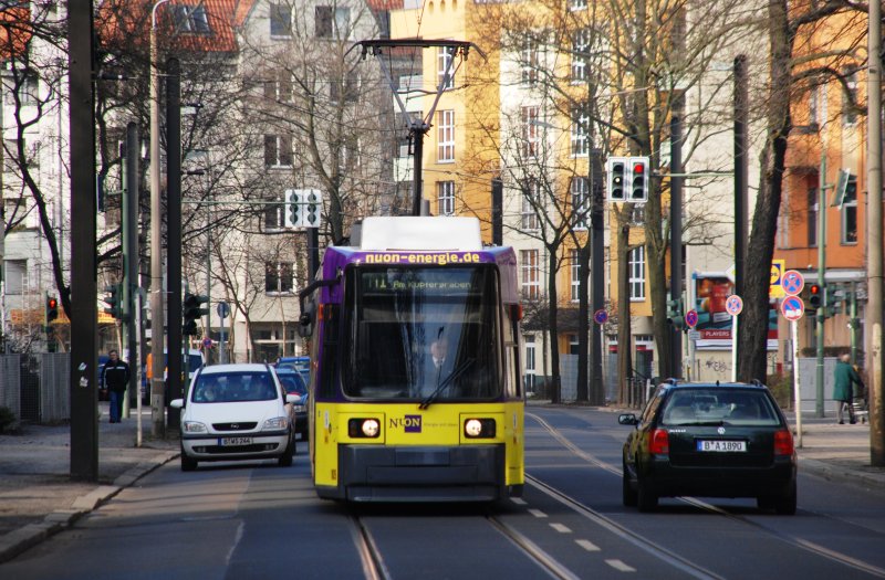 BERLIN, 01.03.2009, MetroTram M1 bei der Einfahrt in die Haltestelle Kuckhoffstraße