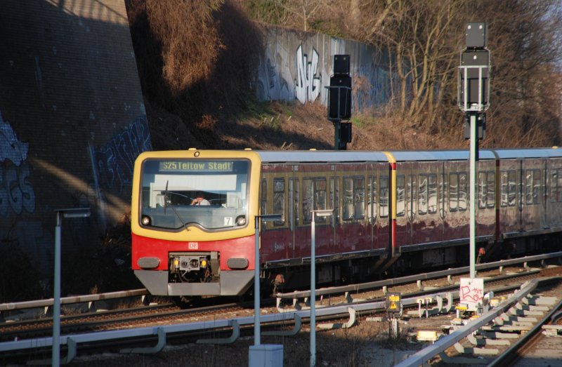 BERLIN, 01.04.2009, S25 nach Teltow Stadt bei der Einfahrt in den S-Bahnhof Gesundbrunnen