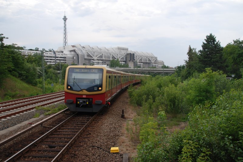 BERLIN, 01.07.2009, S42 bei der Einfahrt in den S-Bahnhof Westkreuz; im Hintergrund sind ICC und Funkturm zu sehen