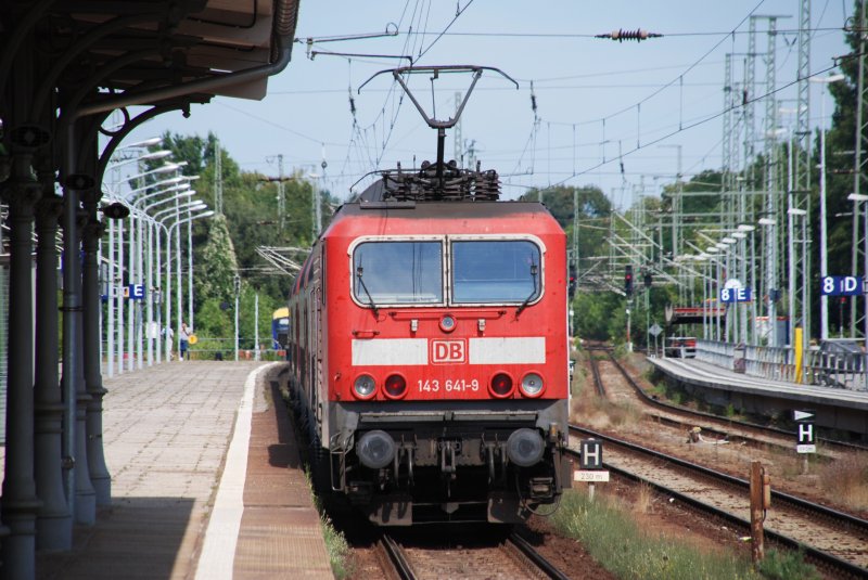 BERLIN, 01.08.2009, 143 641-9 als RE1 nach Frankfurt (Oder) bei der Ausfahrt aus dem Bahnhof Berlin-Wannsee
