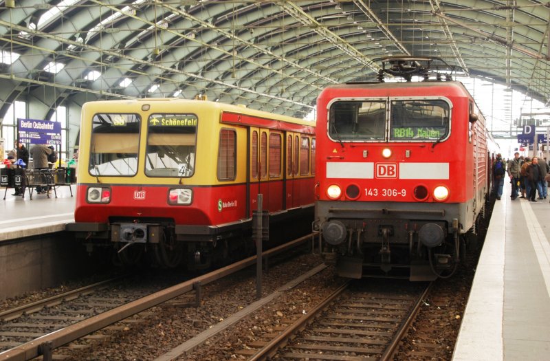 BERLIN, 02.11.2008, 143 306-09 mit RB14 nach Nauen sowie S9 nach Flughafen Schönefeld warten auf ihre Abfahrten im Ostbahnhof