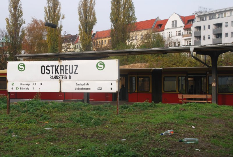 BERLIN, 02.11.2008, Bahnsteig D im S-Bahnhof Ostkreuz; im Hintergrund eine S-Bahn in Richtung Ostbahnhof