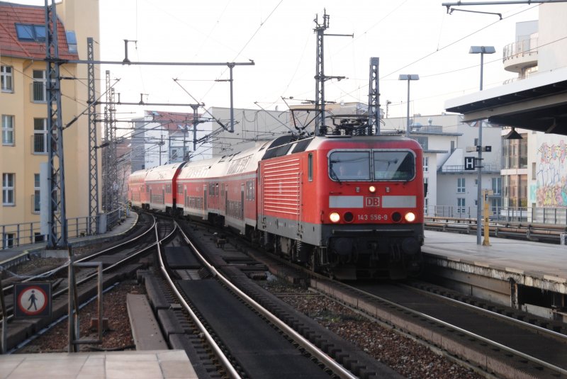 BERLIN, 03.03.2009, 143 556-9 als RE7 nach Wünsdorf-Waldstadt bei der Einfahrt in den Bahnhof Friedrichstraße