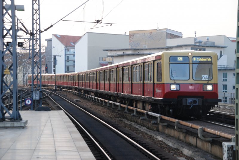 BERLIN, 03.03.2009, S9 nach Flughafen Schönefeld bei der Einfahrt in den Bahnhof Friedrichstraße
