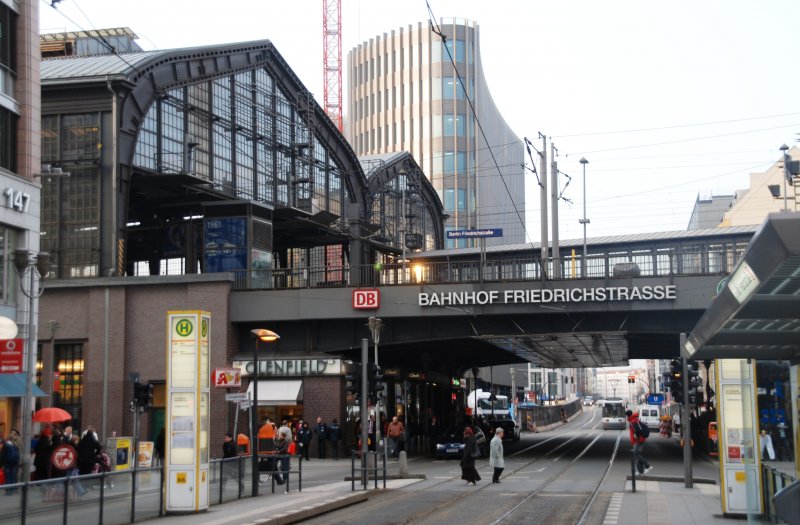 BERLIN, 03.03.2009, Zugang Friedrichstraße zum gleichnamigen Bahnhof auf der Stadtbahn