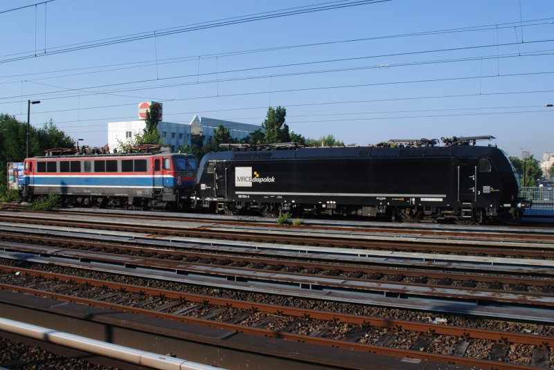 BERLIN, 03.07.2009, 109 028-1 und 185 554-3 als Doppelpack im Güterbahnhof Greifswalder Straße -- fotografiert vom gleichnamigen S-Bahnhof aus