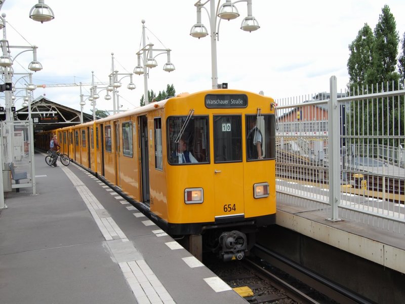 Berlin - 03.08.2007: Wagen 654 der Berliner U-Bahn steht abfahrbereit am Bahnhof Warschauer Strae. Leider stimmt der Zugzielanzeiger noch nicht!