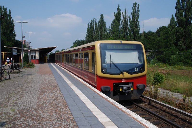 BERLIN, 04.07.2009, S1 nach Oranienburg beim Halt im S-Bahnhof Schönholz