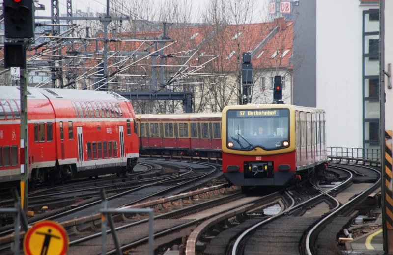 BERLIN, 07.03.2009, S7 in Richtung Ostbahnhof bei der Einfahrt in den S-Bahnhof Friedrichstraße, links daneben ein ausfahrender Regionalexpress