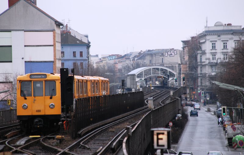 BERLIN, 07.03.2009, U1 bei der Einfahrt in den U-Bahnhof Kottbusser Tor. Im Hintergrund die Station Görlitzer Bahnhof. Im Regelfall fährt die U1 bis Uhlandstraße. Aufgrund von Bauarbeiten gab es zwischen Kottbusser Tor und Warschauer Straße Pendelverkehr, der Rest der Strecke wurde mit Schienenersatzverkehr bedient.