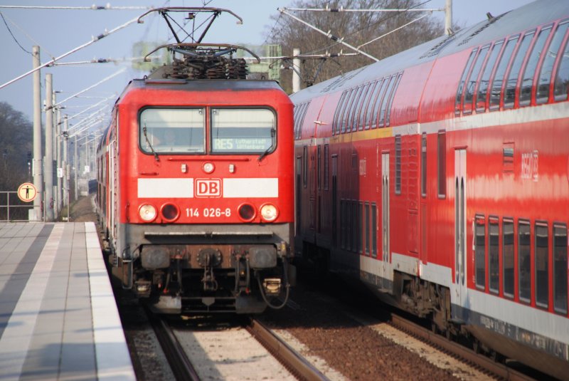 BERLIN, 07.04.2009, 114 026-8 als RE5 nach Lutherstadt Wittenberg bei der Einfahrt in den Bahnhof Lichterfelde Ost, rechts daneben RE5 nach Stralsund