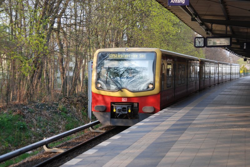 BERLIN, 07.04.2009, S25 nach Lichterfelde Süd im Bahnhof Lichterfelde Ost