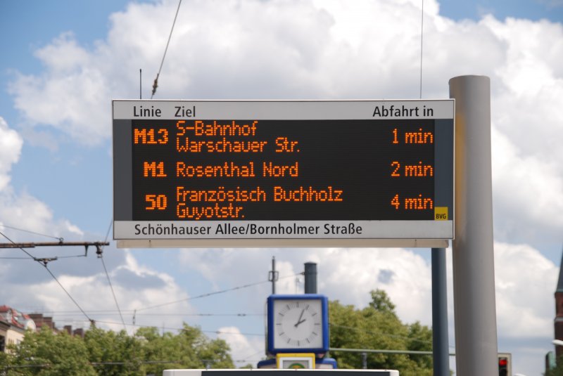 BERLIN, 07.07.2009, Fahrgastinformationssystem an der Straßenbahnhaltestelle Schönhauser Allee/Bornholmer Straße