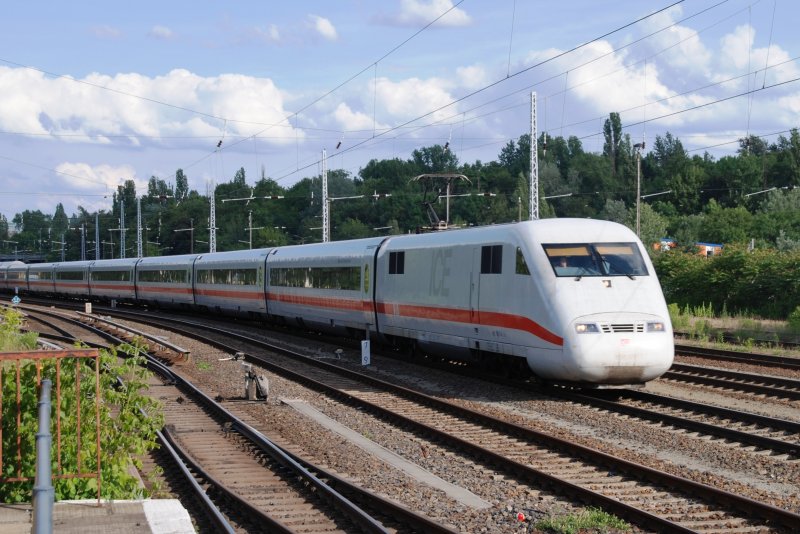 BERLIN, 08.06.2009, ein ICE 1 auf der Ringbahn in Richtung Gesundbrunnen fährt am S-Bahnhof Greifswalder Straße vorbei