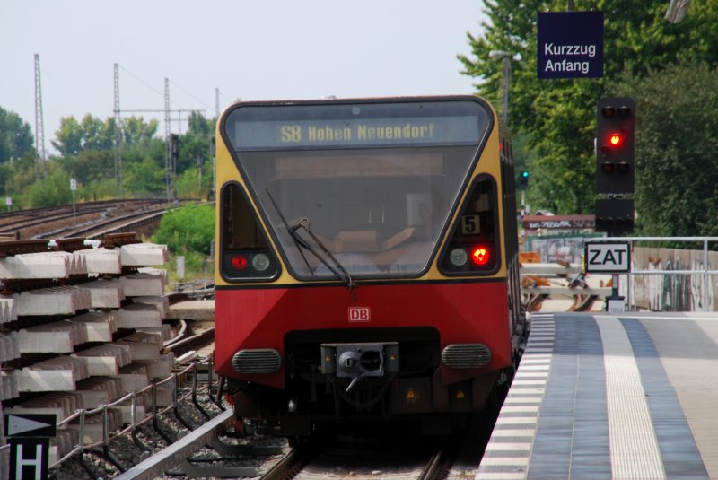 BERLIN, 10.08.2009, S8 nach Hohen Neuendorf bei der Ausfahrt aus dem S-Bahnhof Baumschulenweg