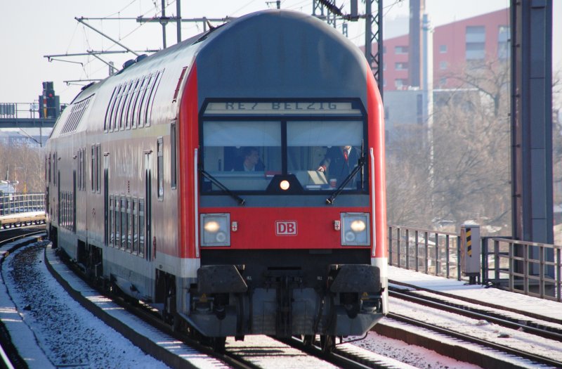 BERLIN, 11.01.2009, RE7 nach Belzig fährt am S-Bahnhof Jannowitzbrücke vorbei