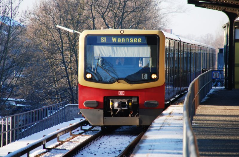 BERLIN, 11.01.2009, S1 nach Wannsee bei der Einfahrt in den S-Bahnhof Wittenau