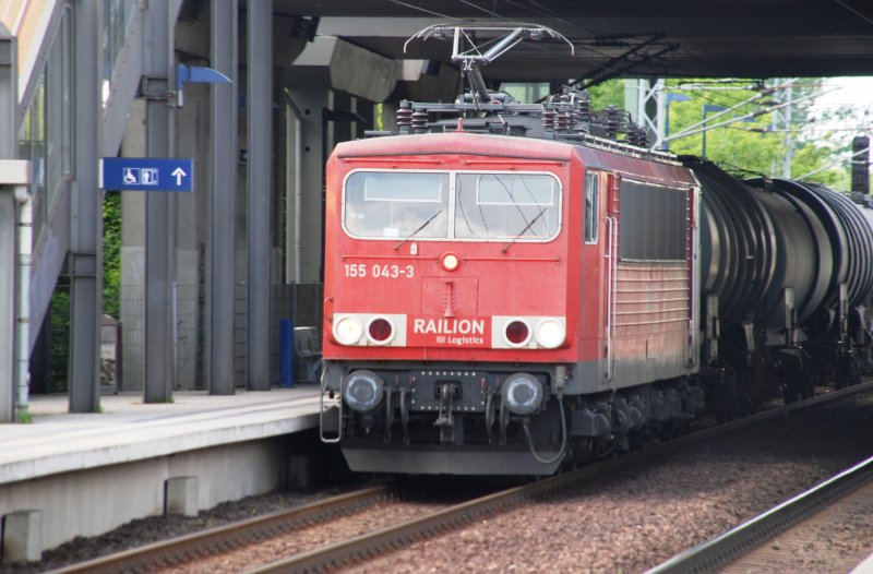 BERLIN, 12.05.2009, 155 043-3 passiert den Bahnhof Hohenschönhausen