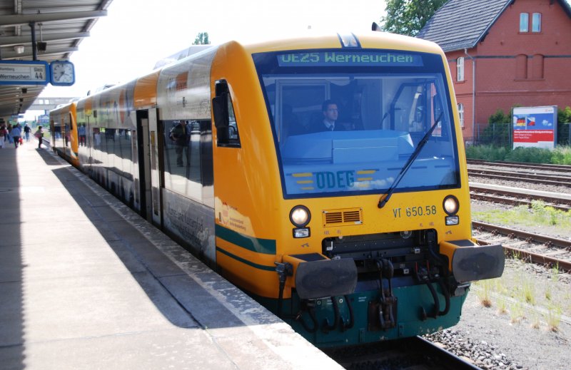 BERLIN, 12.05.2009, Doppeltraktion VT 650.58 und VT 650.65 als OE25 nach Werneuchen im Bahnhof Ahrensfelde