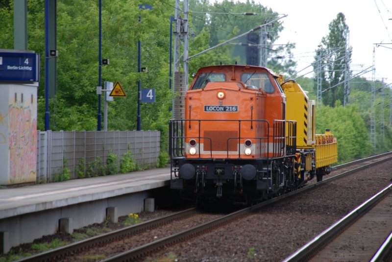 BERLIN, 12.05.2009, LOCON 216 passiert den Bahnhof Hohenschönhausen