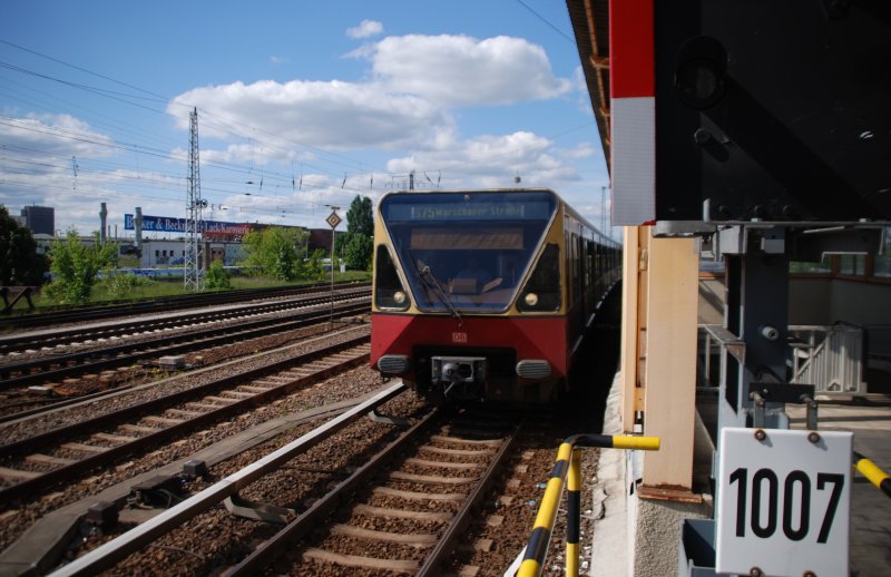 BERLIN, 12.05.2009, S75 nach Warschauer Straße fährt in den Bahnhof Springpfuhl ein