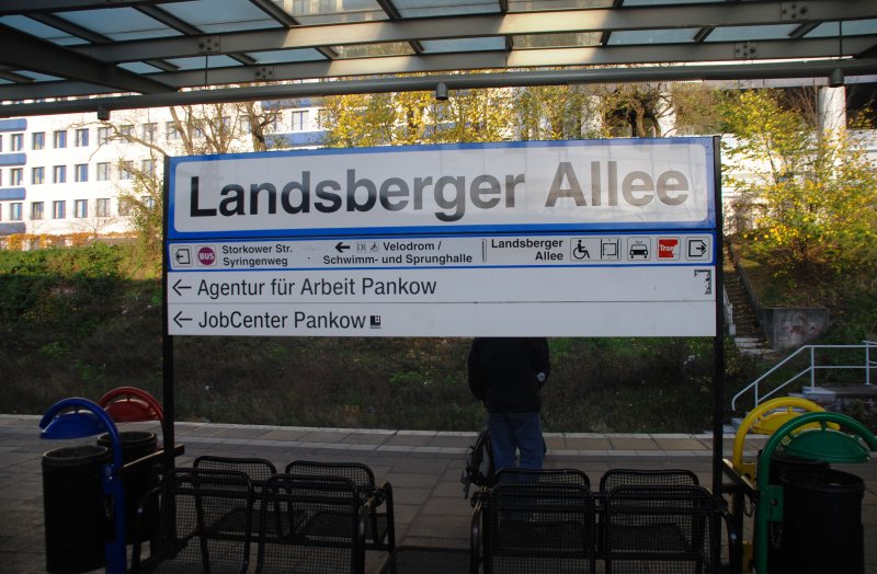 BERLIN, 12.11.2008, Bahnhofsschild im S-Bahnhof Landsberger Allee