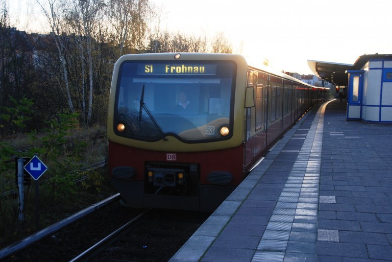 BERLIN, 12.11.2008, S1 nach Frohnau im S-Bahnhof Wollankstraße