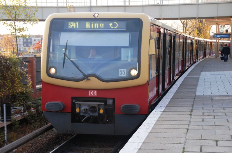BERLIN, 12.11.2008, S41 (Ringbahn in Uhrzeigerrichtung) im S-Bahnhof Storkower Straße