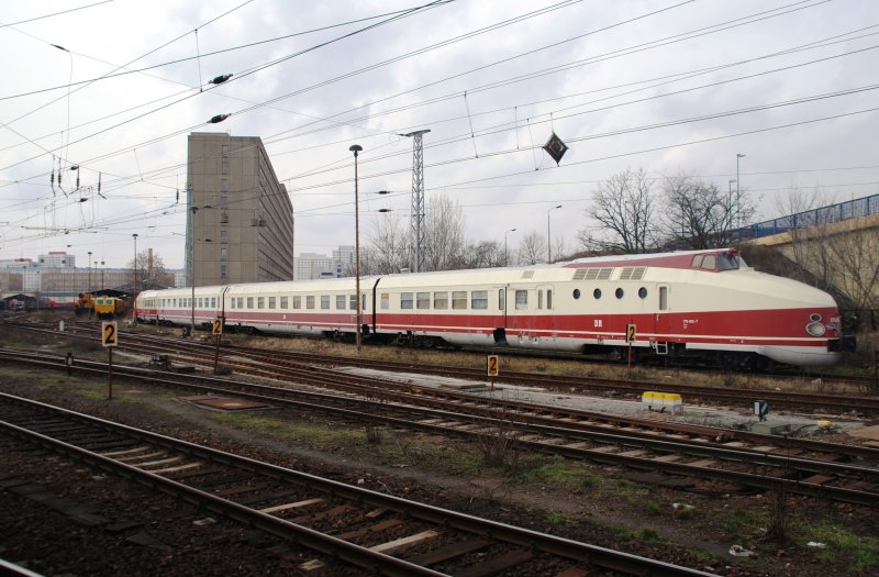 BERLIN, 14.03.2009, 175 015-7 der früheren DR im Bahnhof Lichtenberg
