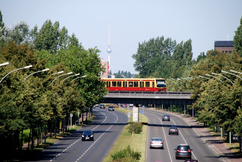 BERLIN, 16.08.2009, S47 nach Schöneweide bei der Einfahrt in den Bahnhof Schöneweide -- fotografiert von der Brücke über dem S-Bahnhof Betriebsbahnhof Schöneweide