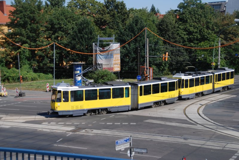 BERLIN, 16.08.2009, Tram61 bei der Einfahrt in die Endhaltestelle S-Bahnhof Adlershof