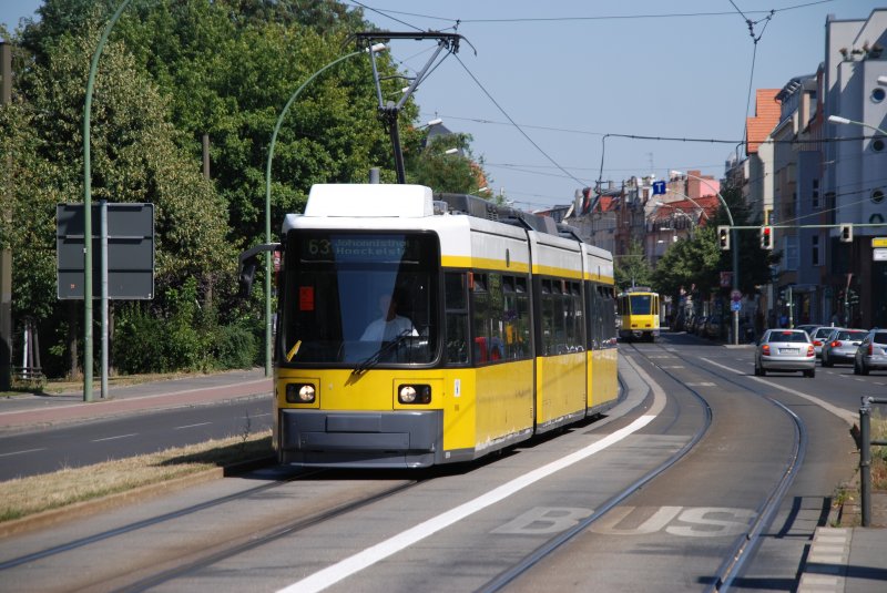 BERLIN, 16.08.2009, Tram63 nach Johannisthal, Haeckelstraße bei der Einfahrt in die Straßenbahnhaltestelle Bahnhofstraße/Lindenstraße in Köpenick
