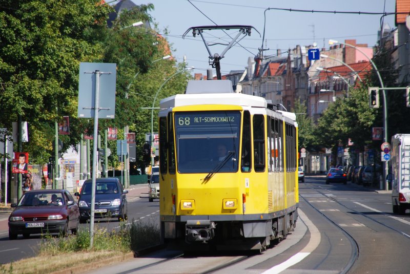 BERLIN, 16.08.2009, Tram68 nach Alt-Schmöckwitz bei der Einfahrt in die Straßenbahnhaltestelle Bahnhofstraße/Lindenstraße in Köpenick
