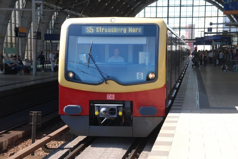 BERLIN, 17.06.2009, S5 nach Strausberg Nord wartet im Bahnhof Alexanderplatz auf die Abfahrt - Bahnbilder.de