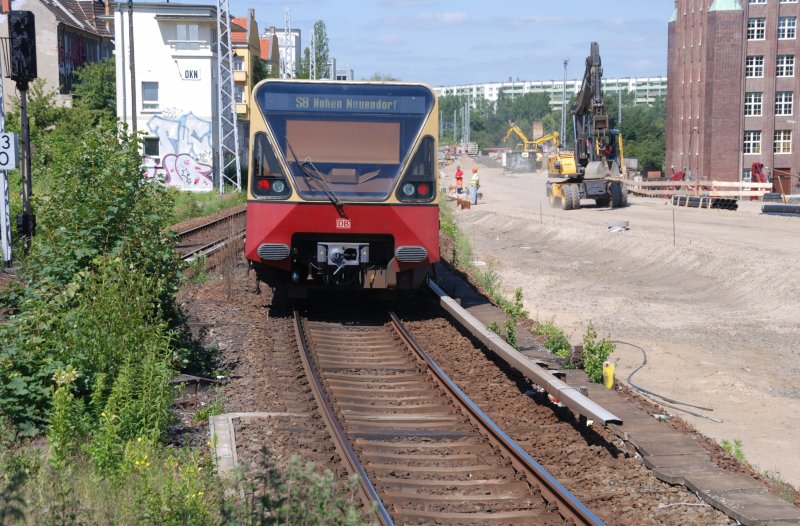 BERLIN, 17.06.2009, S8 von S-Bahnhof Ostkreuz in Richtung Hohen Neuendorf; rechts ein Teil der Großbaustelle Ostkreuz