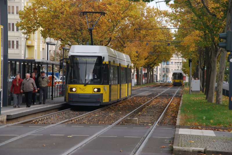 BERLIN, 18.10.2008, Straßenbahnzug 2039 der BVG als MetroTram M10 nach Nordbahnhof an der Haltestelle Arnswalder Platz
