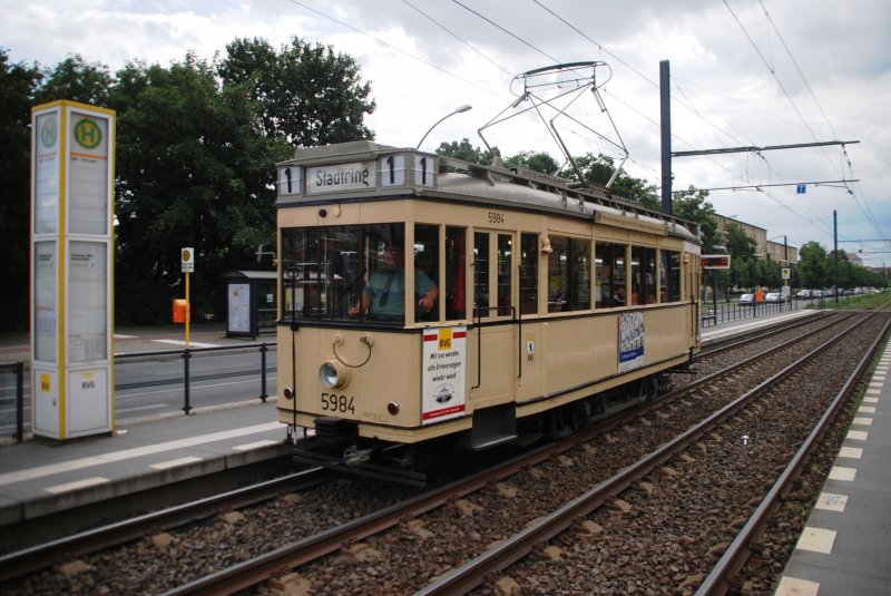 BERLIN, 19.07.2009, historischer Straßenbahnwagen 5984 auf Sonderfahrt an der Straßenbahnhaltestelle Prenzlauer Allee/Ostseestraße