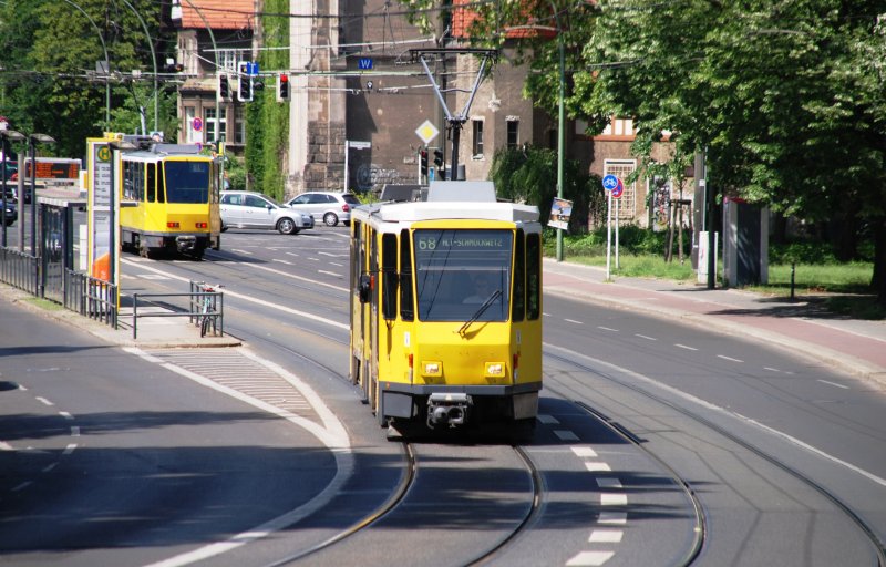 BERLIN, 24.05.2009, Straßenbahnlinie 68 nach Alt-Schmöckwitz verlässt die Haltestelle Bahnhofstr./Lindenstr. Im Hintergrund Straßenbahnlinie 61 nach Rahnsdorf/Waldschänke