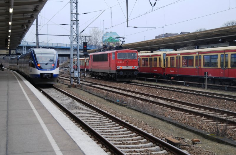 BERLIN, 25.03.2009, 155 009-4 im Bahnhof Lichtenberg; eingerahmt von VT 732 der NEB als NE26 nach Kostrzyn/POLEN und einer S-Bahn der BR 481/482 als S5 nach Westkreuz
