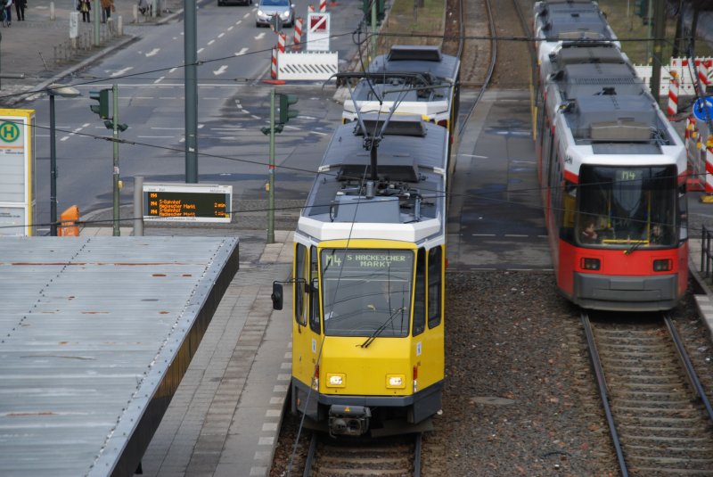 BERLIN, 27.02.2009, MetroTram M4 (links in Richtung Alexanderplatz, rechts in Richtung Prerower Platz) an der Haltestelle S-Bahnhof Greifswalder Straße
